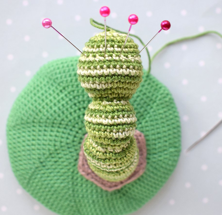Blog content image for 'Crochet Magnet "Apple with Worm"'