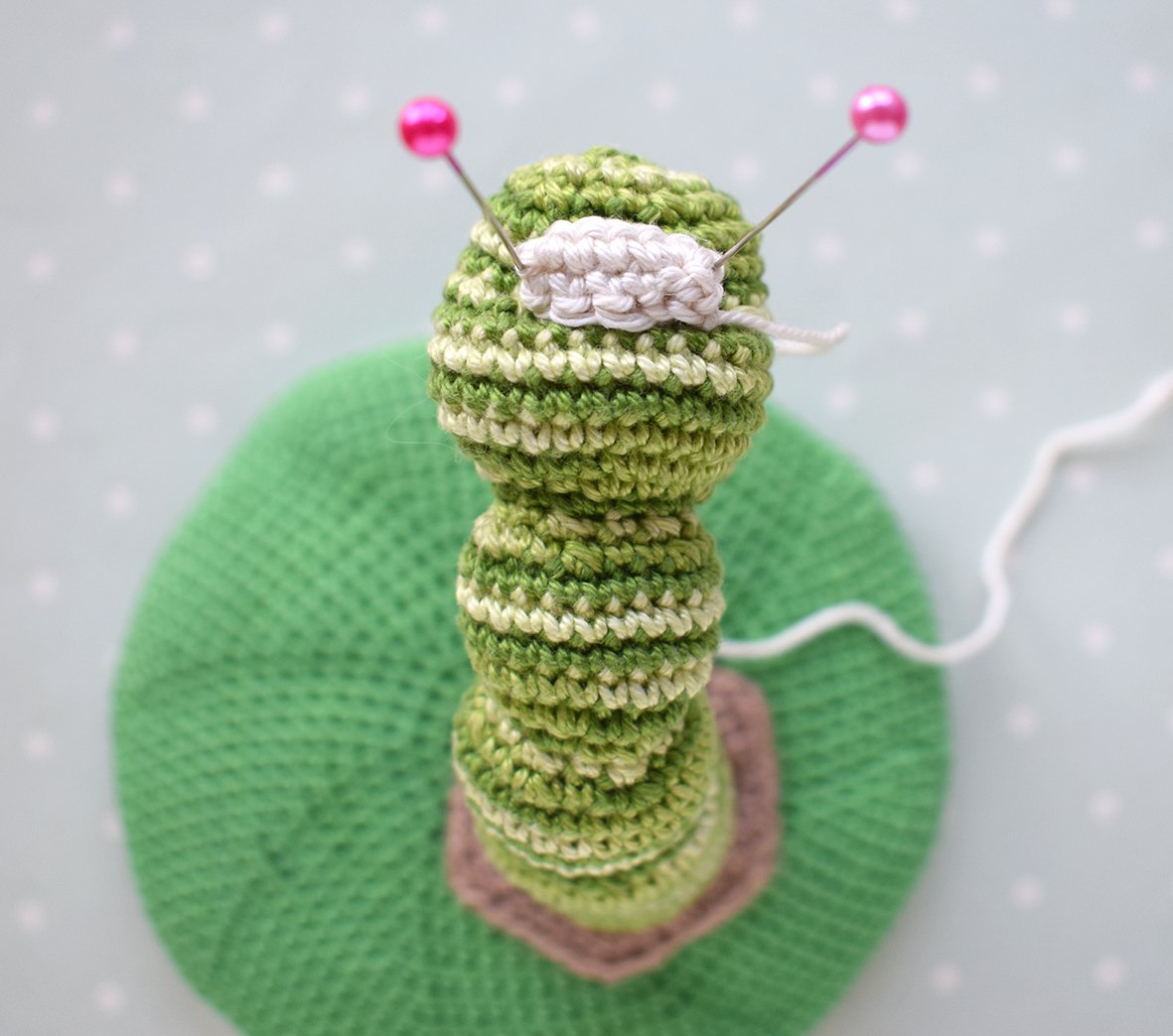 Blog-Inhaltsbild für 'Gehäkelter Magnet „Apfel mit Wurm“'