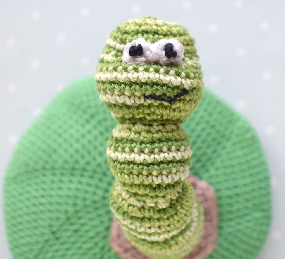 Blog-Inhaltsbild für 'Gehäkelter Magnet „Apfel mit Wurm“'