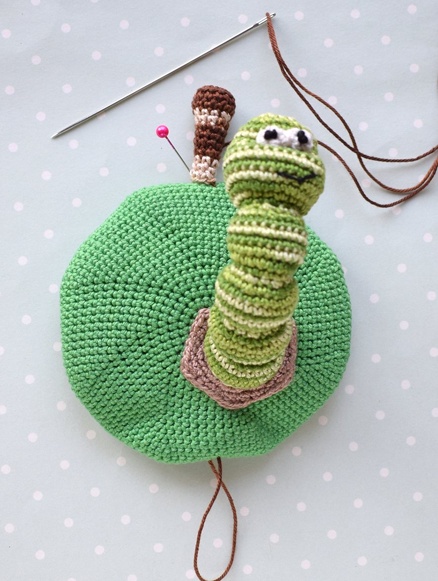 Blog-Inhaltsbild für 'Gehäkelter Magnet „Apfel mit Wurm“'