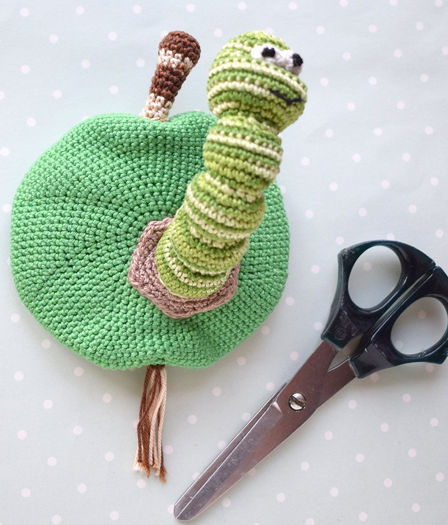 Blog-Inhaltsbild für 'Gehäkelter Magnet „Apfel mit Wurm“'