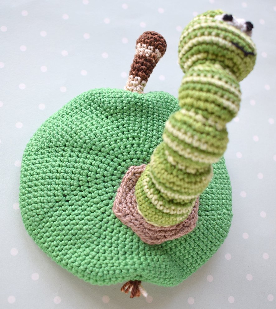 Blog-Inhaltsbild für 'Gehäkelter Magnet „Apfel mit Wurm“'