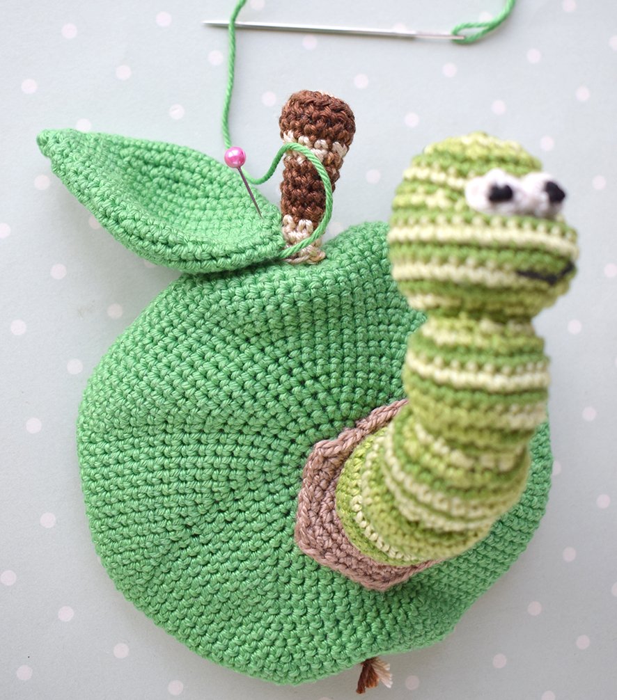 Blog-Inhaltsbild für 'Gehäkelter Magnet „Apfel mit Wurm“'