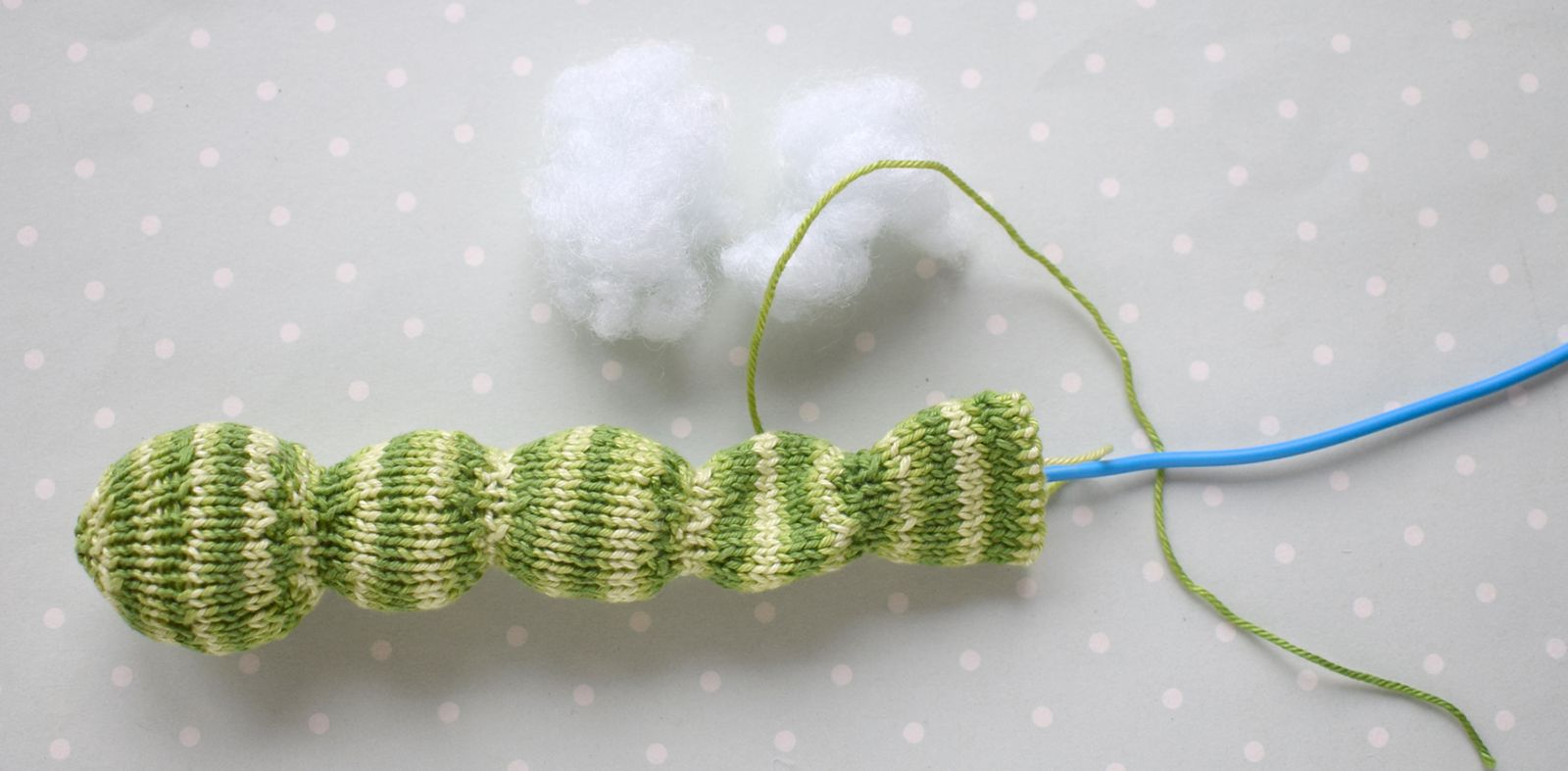 Blog-Inhaltsbild für 'Gestrickter Magnet „Apfel mit Wurm“'