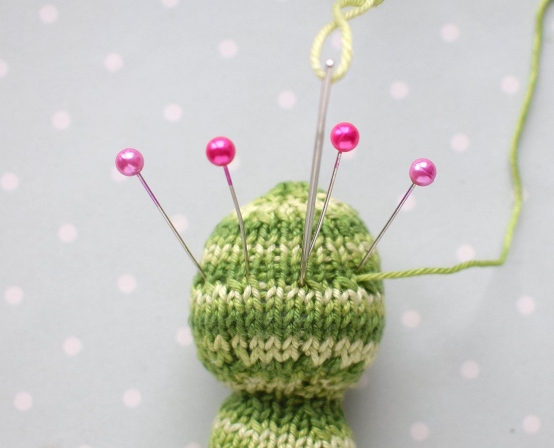 Blog-Inhaltsbild für 'Gestrickter Magnet „Apfel mit Wurm“'