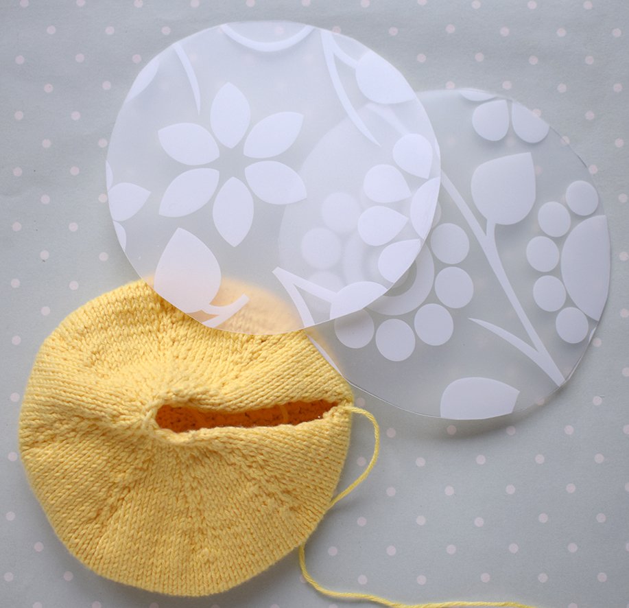 Blog content image for 'Knitted "Apple with a Worm" Magnet'