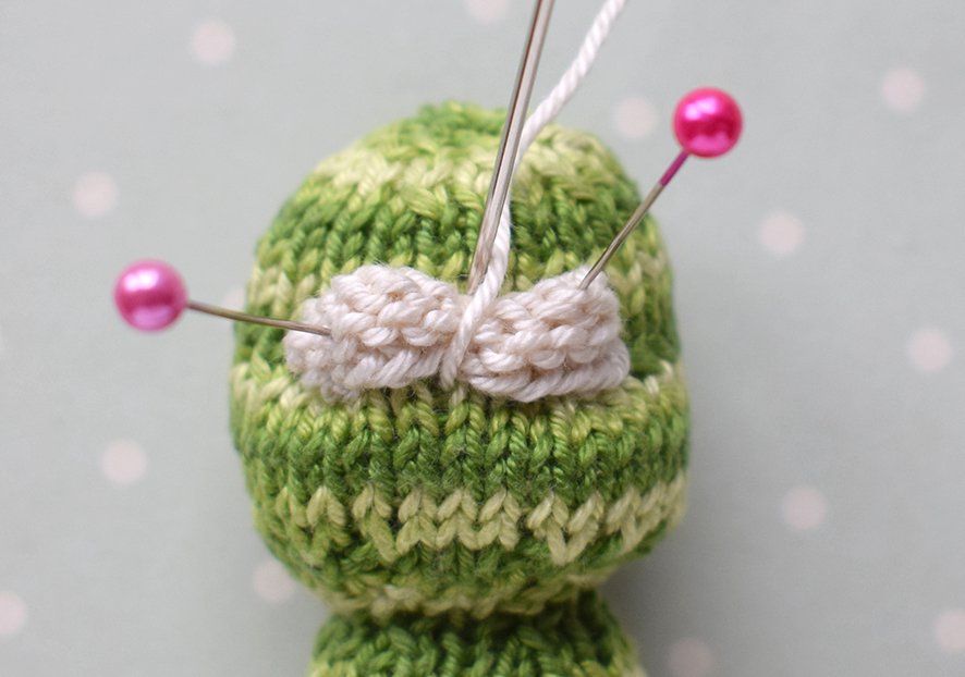 Blog content image for 'Knitted "Apple with a Worm" Magnet'