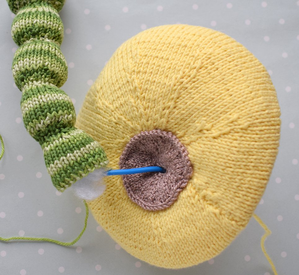 Blog-Inhaltsbild für 'Gestrickter Magnet „Apfel mit Wurm“'