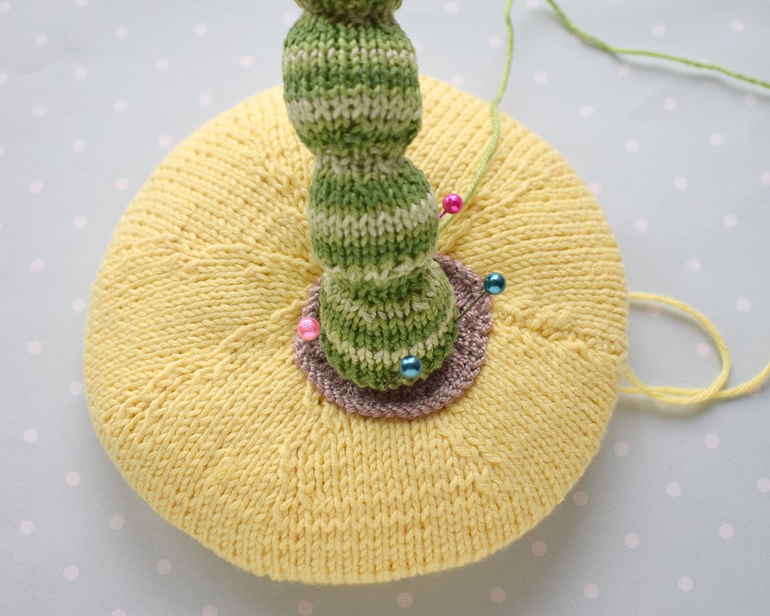 Blog-Inhaltsbild für 'Gestrickter Magnet „Apfel mit Wurm“'