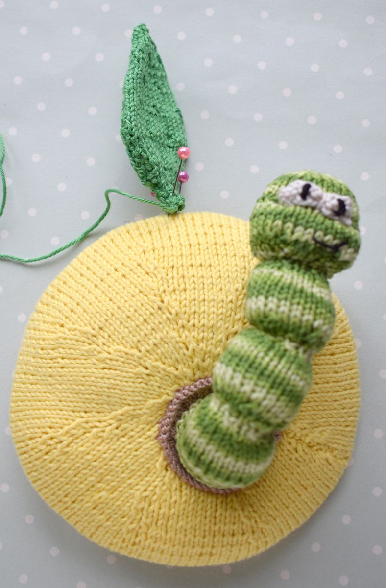 Blog content image for 'Knitted "Apple with a Worm" Magnet'