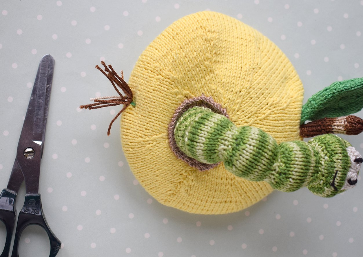 Blog content image for 'Knitted "Apple with a Worm" Magnet'