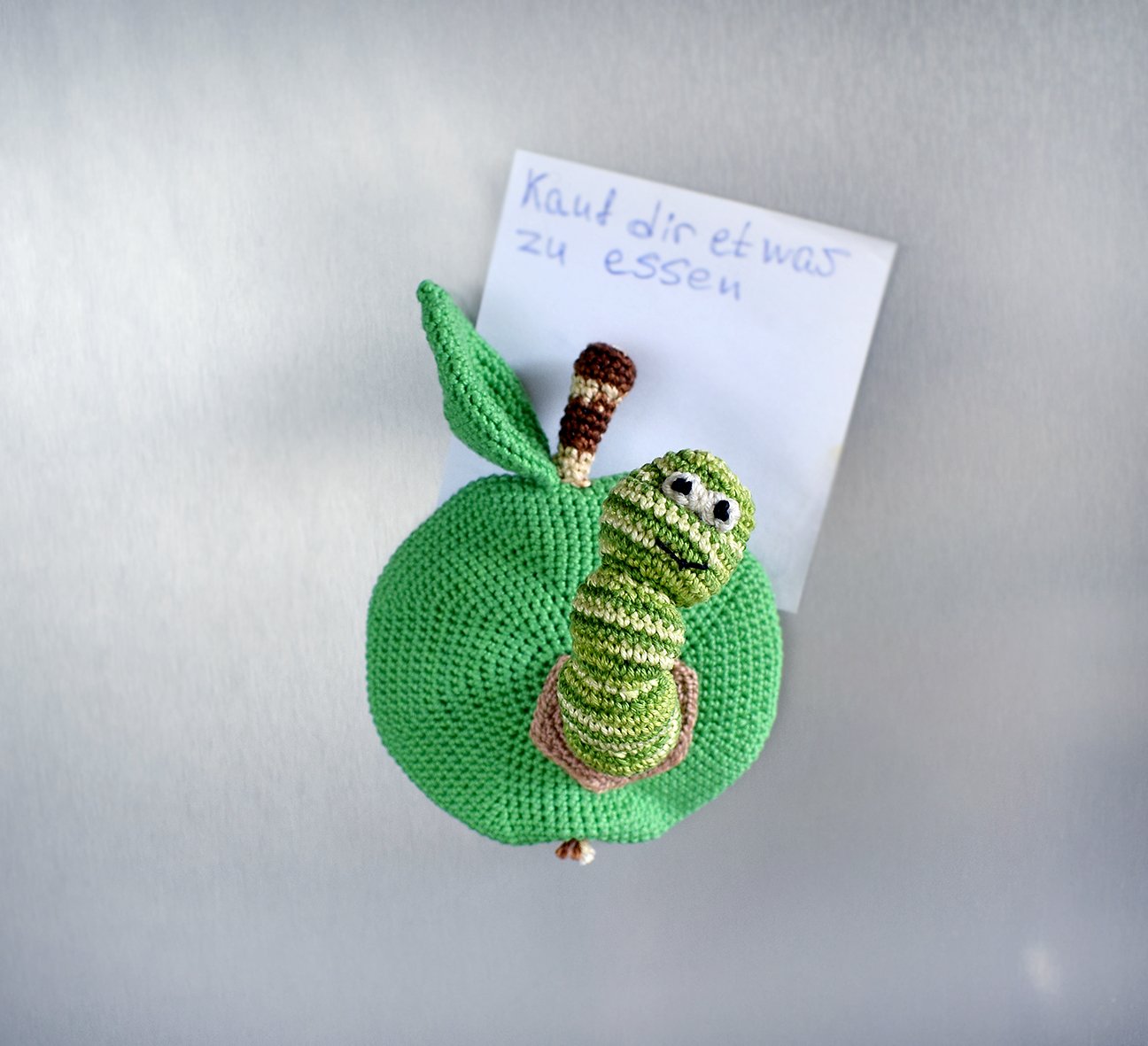 Blog-Inhaltsbild für 'Gehäkelter Magnet „Apfel mit Wurm“'