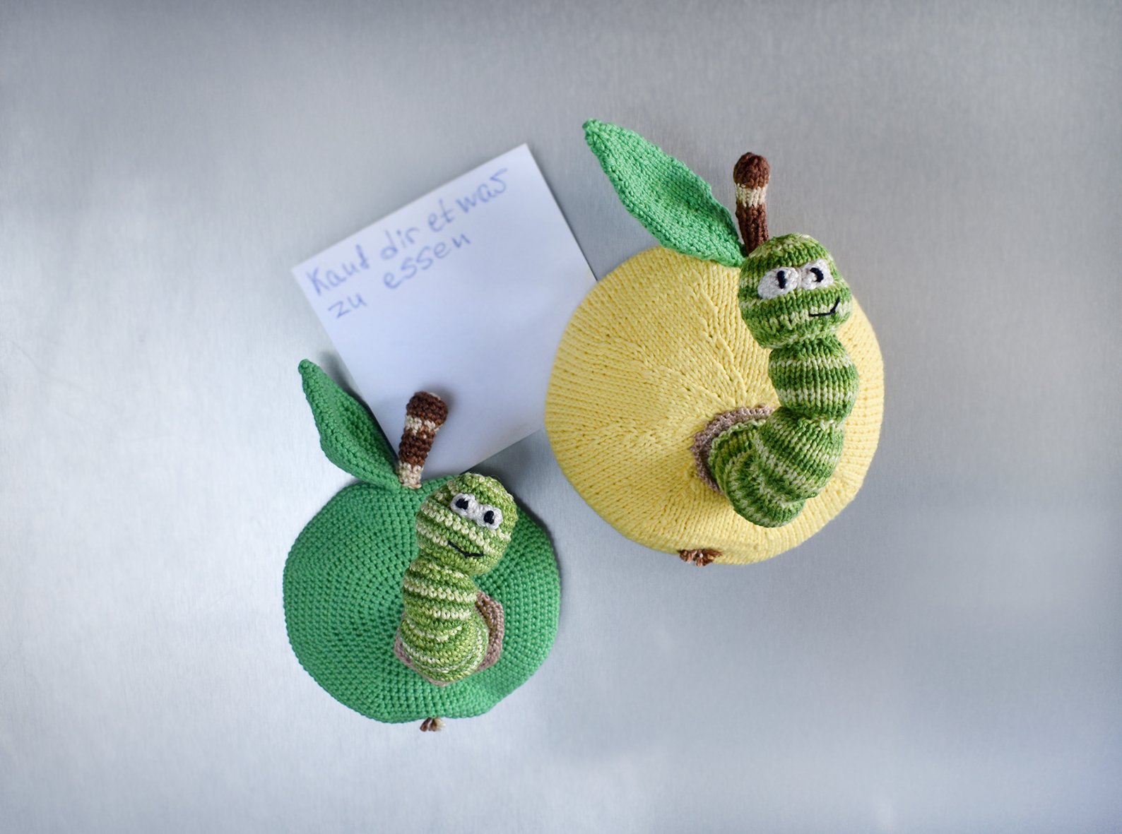 Blog-Inhaltsbild für 'Gehäkelter Magnet „Apfel mit Wurm“'