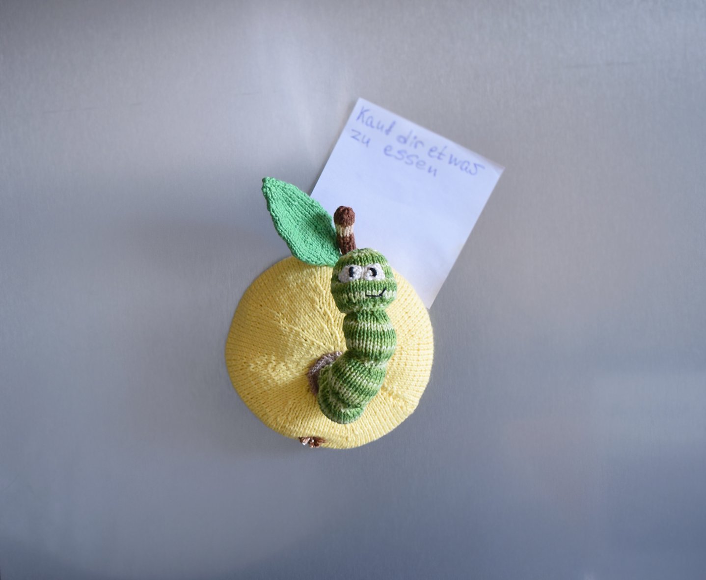 Blog-Inhaltsbild für 'Gestrickter Magnet „Apfel mit Wurm“'
