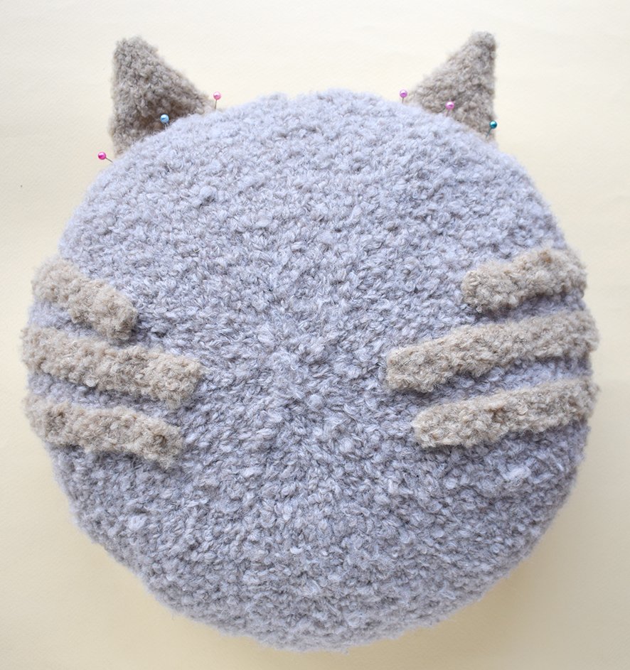 Blog content image for 'Knitting pattern for a "cat and mouse" cushion'