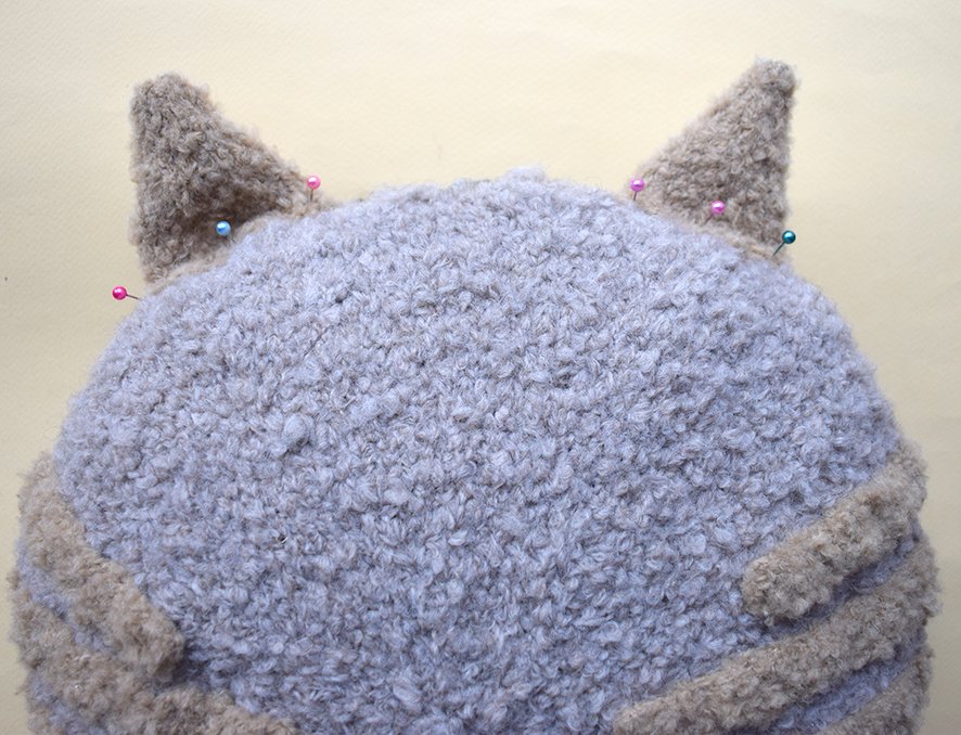 Blog content image for 'Knitting pattern for a "cat and mouse" cushion'