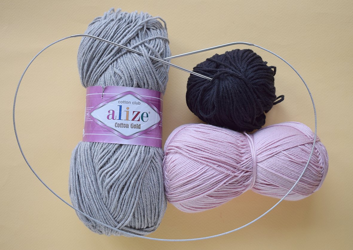 Blog content image for 'Knitting pattern for a "cat and mouse" cushion'