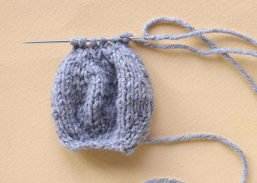 Blog content image for 'Knitting pattern for a "cat and mouse" cushion'