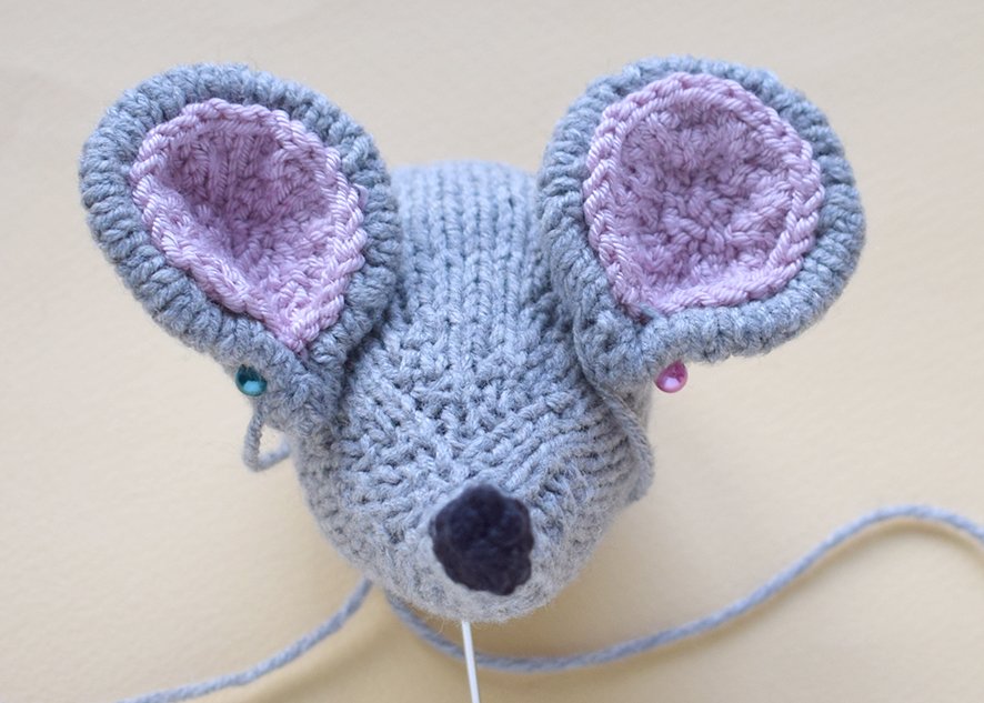 Blog content image for 'Knitting pattern for a "cat and mouse" cushion'