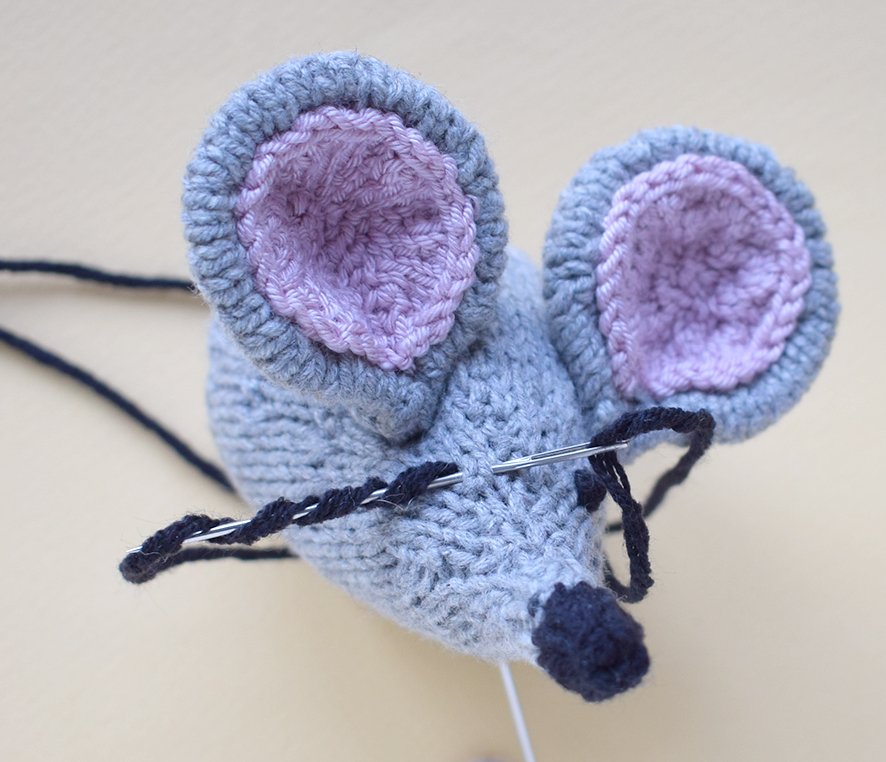 Blog content image for 'Knitting pattern for a "cat and mouse" cushion'