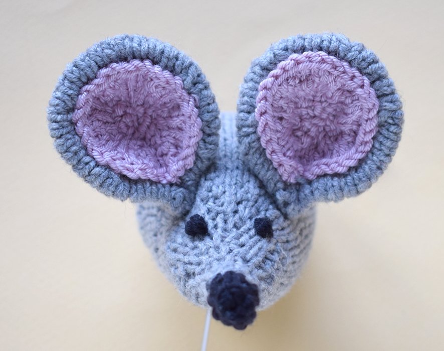 Blog content image for 'Knitting pattern for a "cat and mouse" cushion'