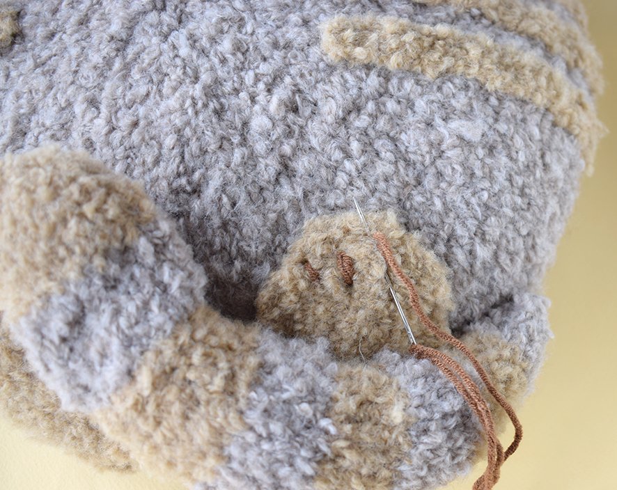 Blog content image for 'Knitting pattern for a "cat and mouse" cushion'