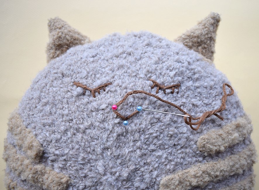 Blog content image for 'Knitting pattern for a "cat and mouse" cushion'