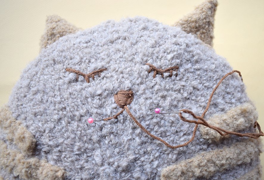 Blog content image for 'Knitting pattern for a "cat and mouse" cushion'