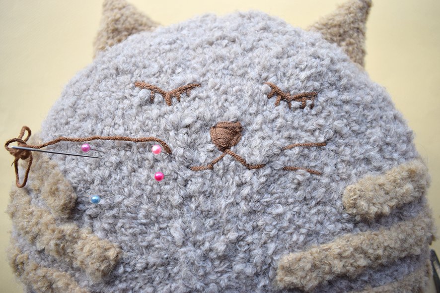 Blog-Inhaltsbild für 'Strickanleitung für ein Kissen „Katze und Maus“'