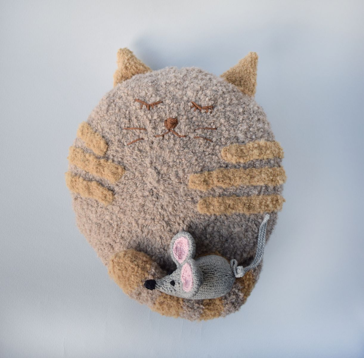 Blog content image for 'Knitting pattern for a "cat and mouse" cushion'