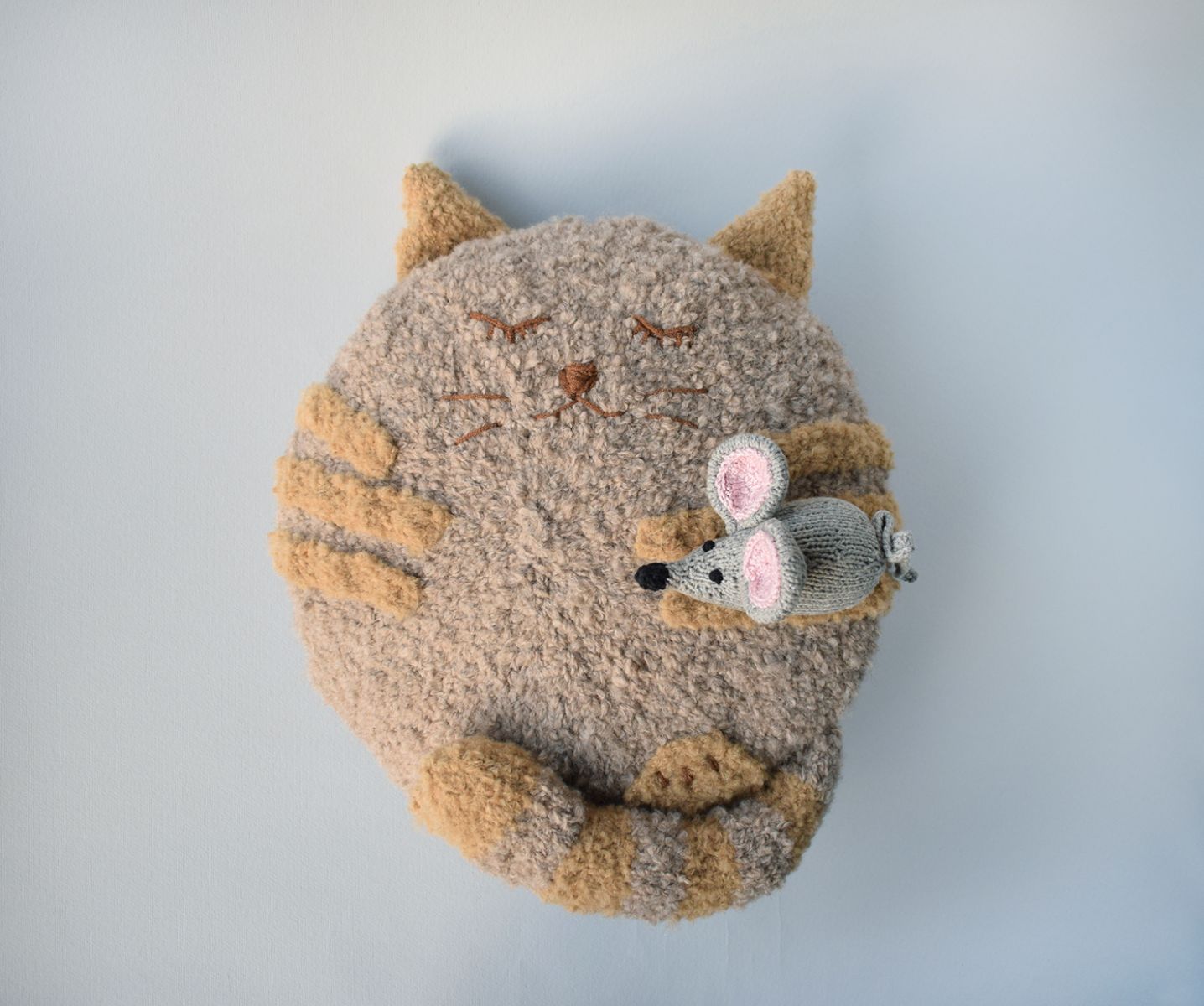 Blog content image for 'Knitting pattern for a "cat and mouse" cushion'