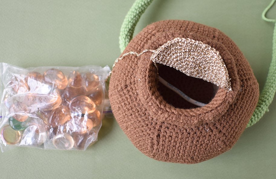 Blog content image for 'Phone stand «leprechaun's pot»'