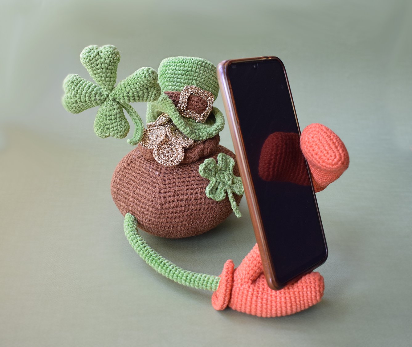 Blog content image for 'Phone stand «leprechaun's pot»'