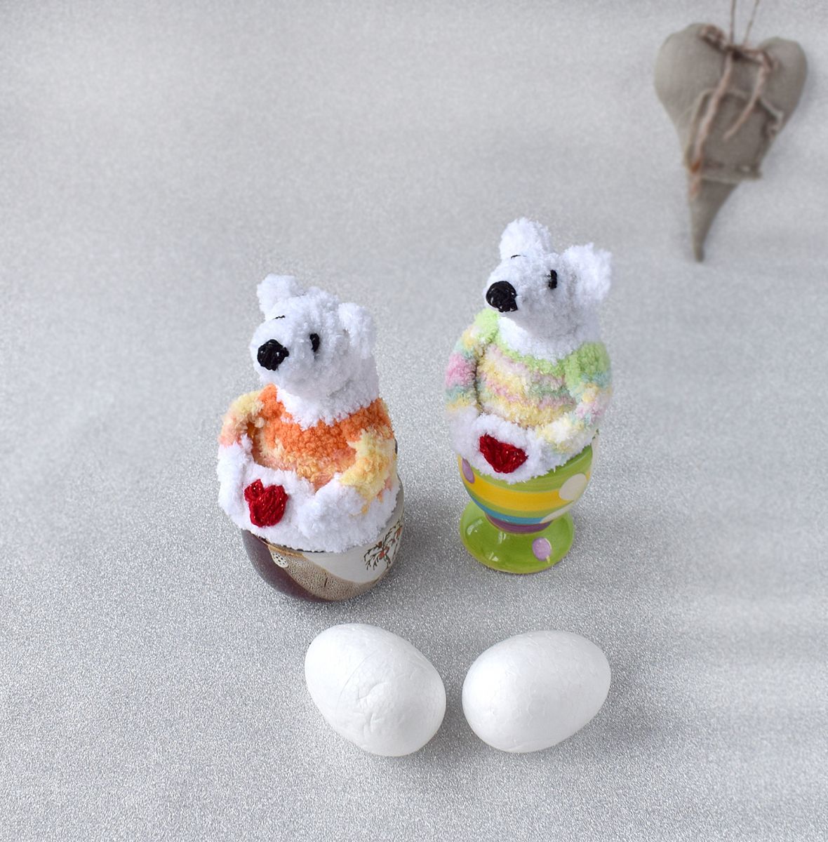 Blog-Inhaltsbild für 'Dekorative "Eisbär" Eierbecher/ Eierwärmer. 2 in 1 - Häkeln + Stricken'