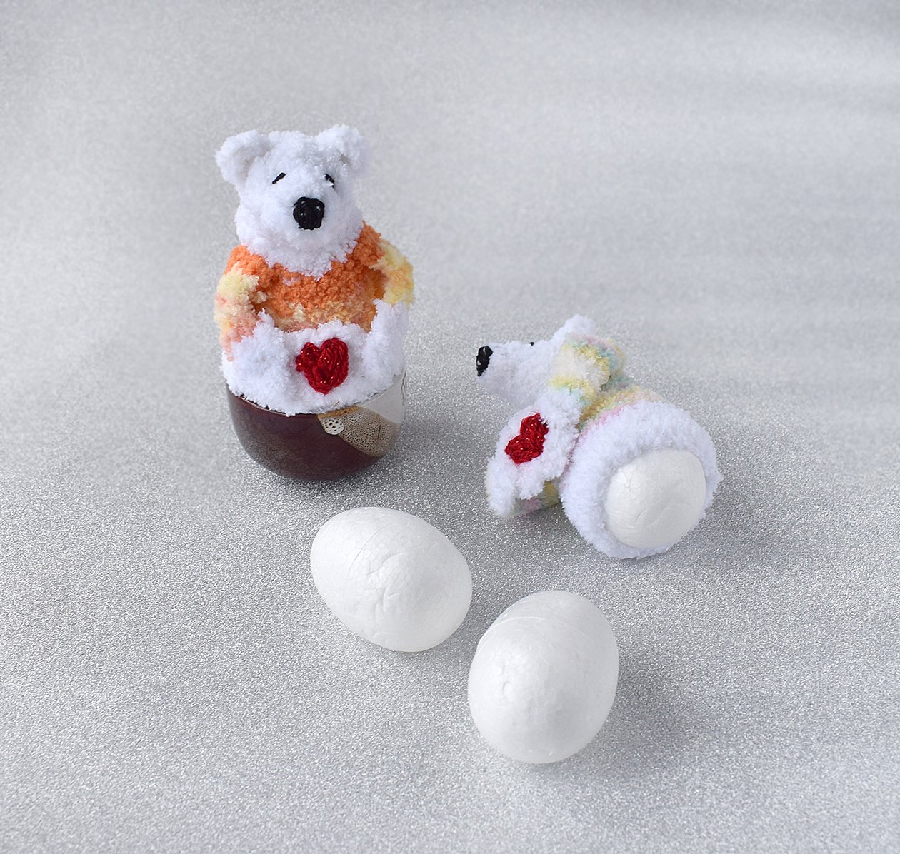 Blog-Inhaltsbild für 'Dekorative "Eisbär" Eierbecher/ Eierwärmer. 2 in 1 - Häkeln + Stricken'