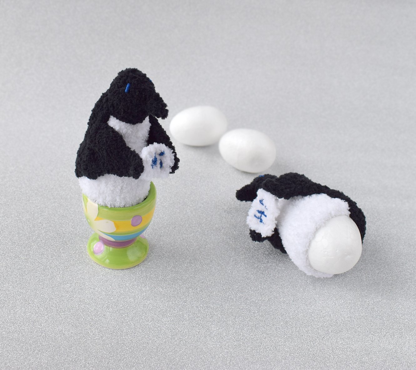 Blog-Inhaltsbild für 'Dekorative "Pinguin" Eierbecher/ Eierwärmer. 2 in 1 - Häkeln + Stricken'