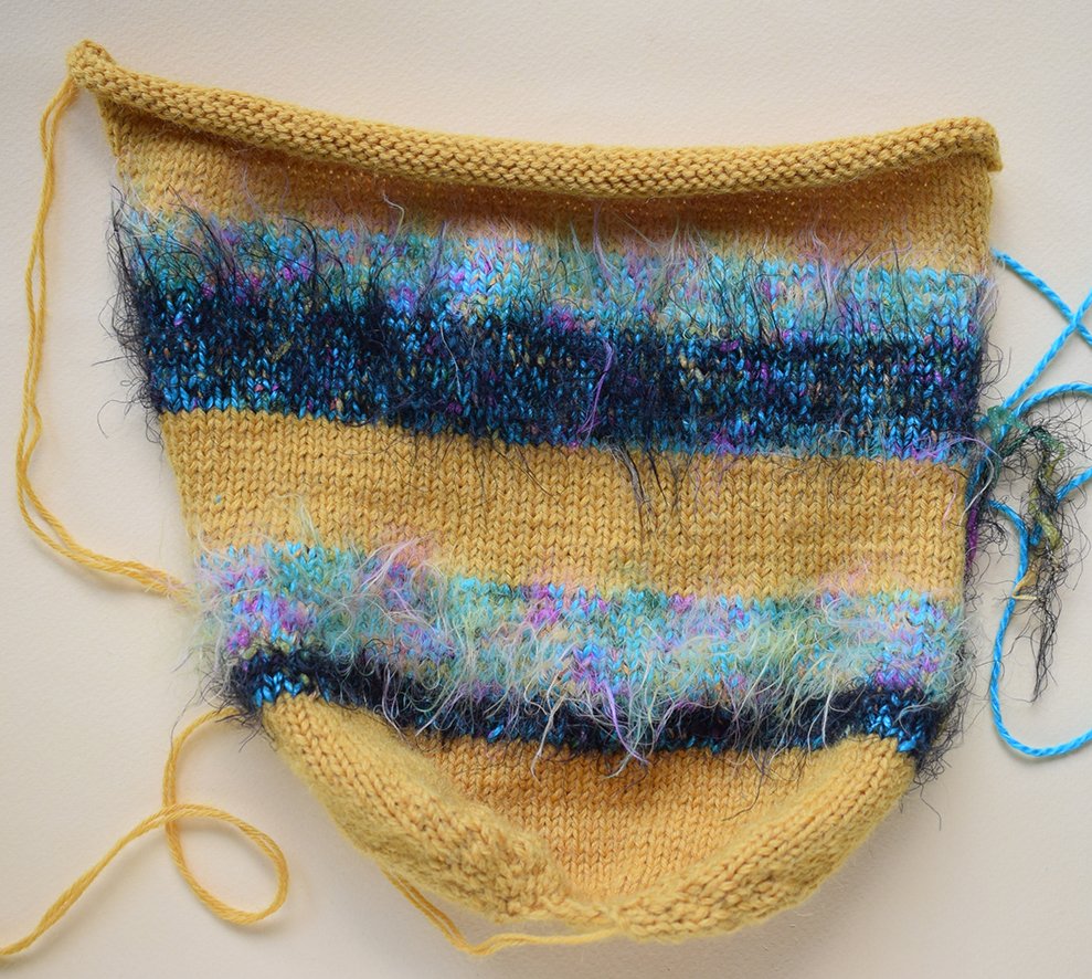 Blog-Inhaltsbild für 'Ein lustiges, gestricktes Etui für eine Wasserflasche «Raupe»'