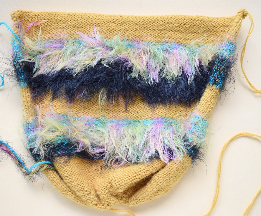 Blog-Inhaltsbild für 'Ein lustiges, gestricktes Etui für eine Wasserflasche «Raupe»'