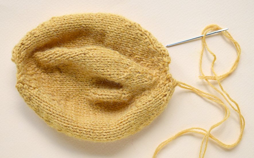 Blog-Inhaltsbild für 'Ein lustiges, gestricktes Etui für eine Wasserflasche «Raupe»'