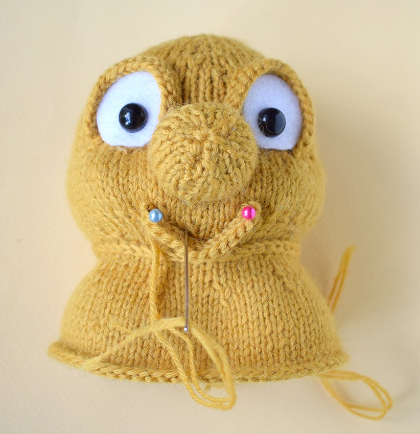 Blog-Inhaltsbild für 'Ein lustiges, gestricktes Etui für eine Wasserflasche «Raupe»'