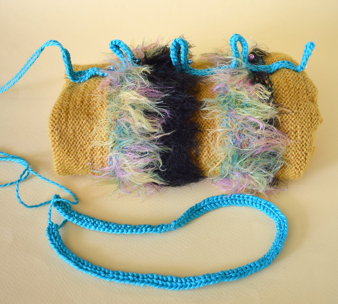 Blog-Inhaltsbild für 'Ein lustiges, gestricktes Etui für eine Wasserflasche «Raupe»'