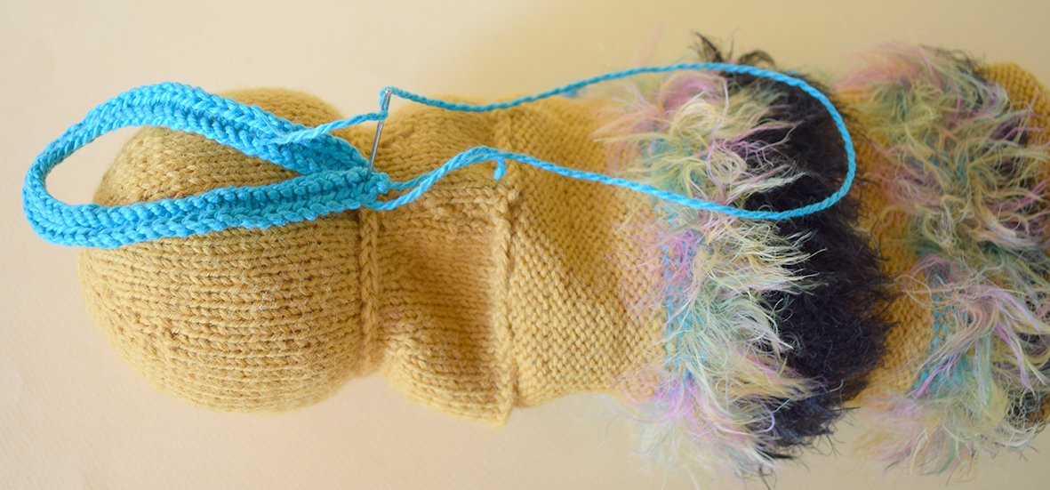 Blog-Inhaltsbild für 'Ein lustiges, gestricktes Etui für eine Wasserflasche «Raupe»'