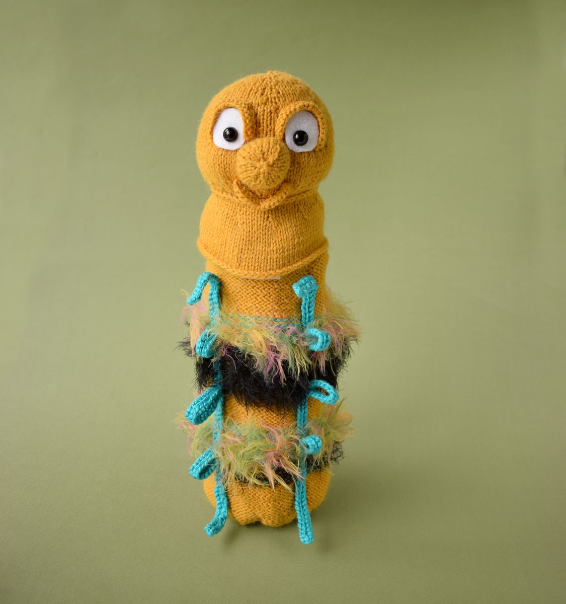 Blog-Inhaltsbild für 'Ein lustiges, gestricktes Etui für eine Wasserflasche «Raupe»'