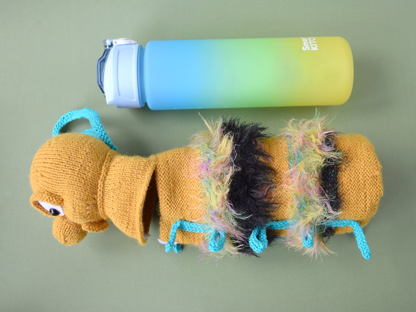Blog-Inhaltsbild für 'Ein lustiges, gestricktes Etui für eine Wasserflasche «Raupe»'