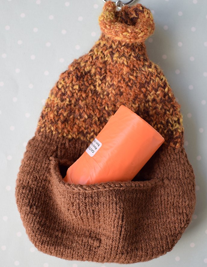 Blog-Inhaltsbild für 'Gestrickter Halter für Hundekotbeutel'