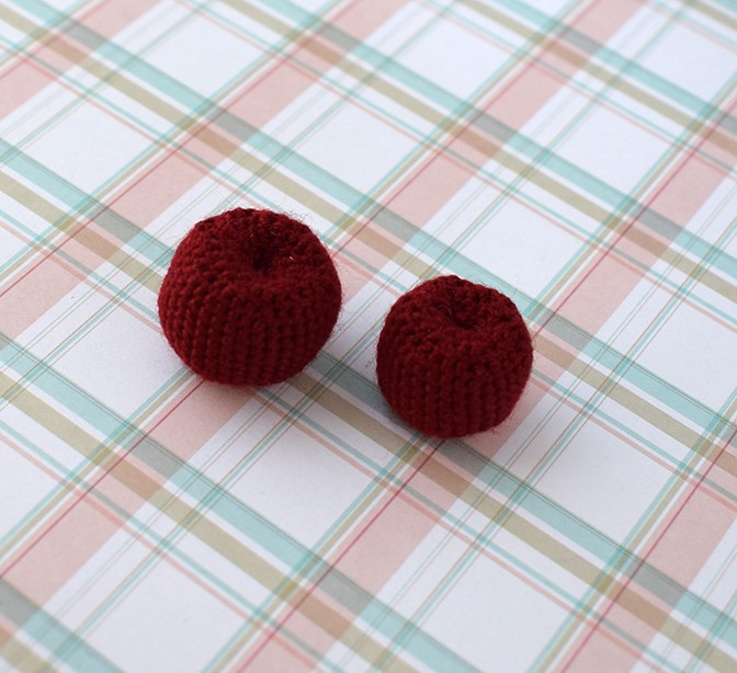 Blog-Inhaltsbild für 'Gratis Häkelanleitung Brosche / Haarspange «Kirsche»'