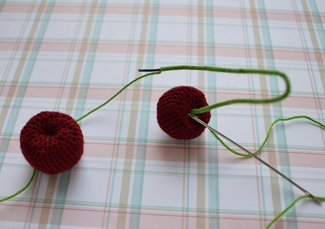 Blog-Inhaltsbild für 'Gratis Häkelanleitung Brosche / Haarspange «Kirsche»'