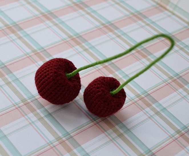 Blog-Inhaltsbild für 'Gratis Häkelanleitung Brosche / Haarspange «Kirsche»'