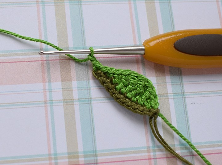 Blog-Inhaltsbild für 'Gratis Häkelanleitung Brosche / Haarspange «Kirsche»'