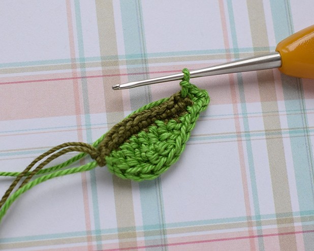 Blog-Inhaltsbild für 'Gratis Häkelanleitung Brosche / Haarspange «Kirsche»'